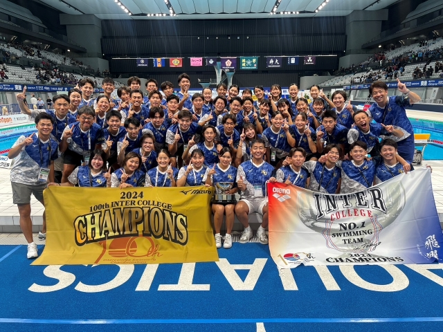 神奈川大学水泳部女子インカレ優勝集合写真